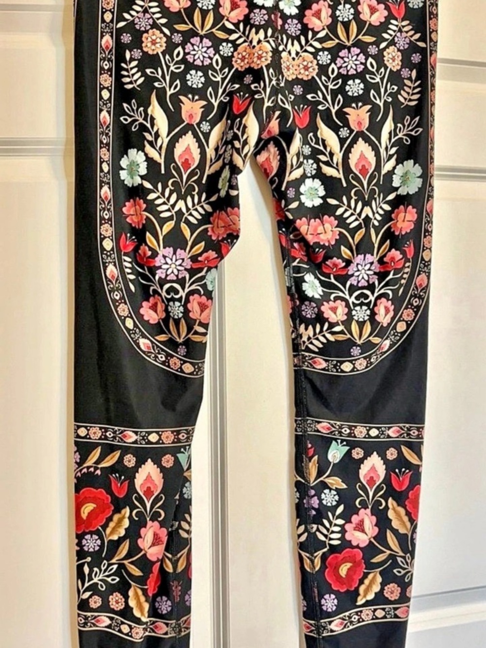 Yoga democracy Floral Print Leggings in Black & Multicolor Large Like New